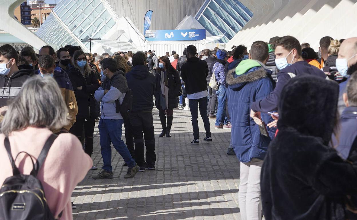 Cola de personas para vacunarse en la Ciudad de las Artes y las Ciencias de Valencia.