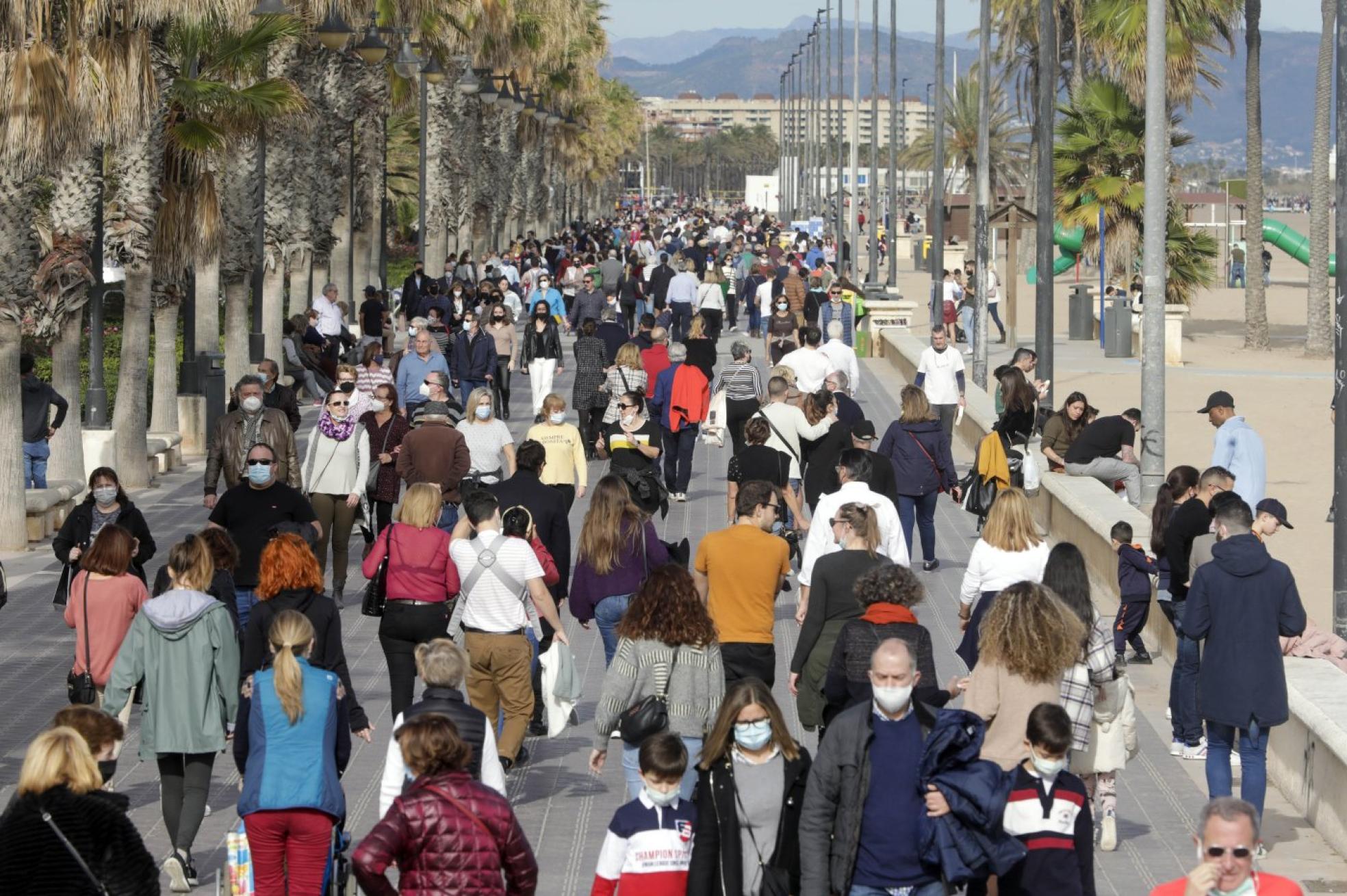 p
En el paseo.
El paseo de la Malvarrosa lleno durante el día de ayer con gente paseando. Irene mARSILLA