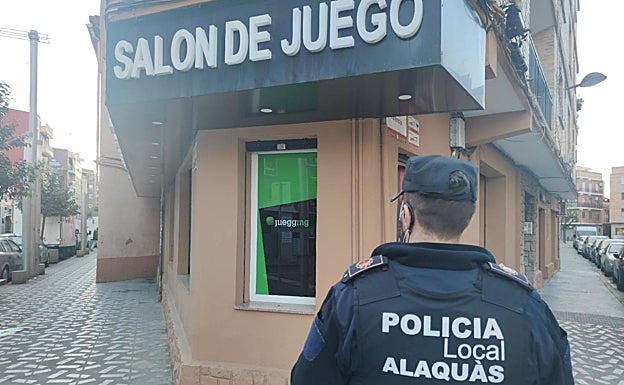 Un agente, frente al salón de juegos donde ocurrieron los hechos. 