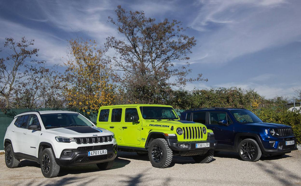 De izquierda a derecha, los Compass, Wrangler y Renegade, modelos con etiqueta cero.
