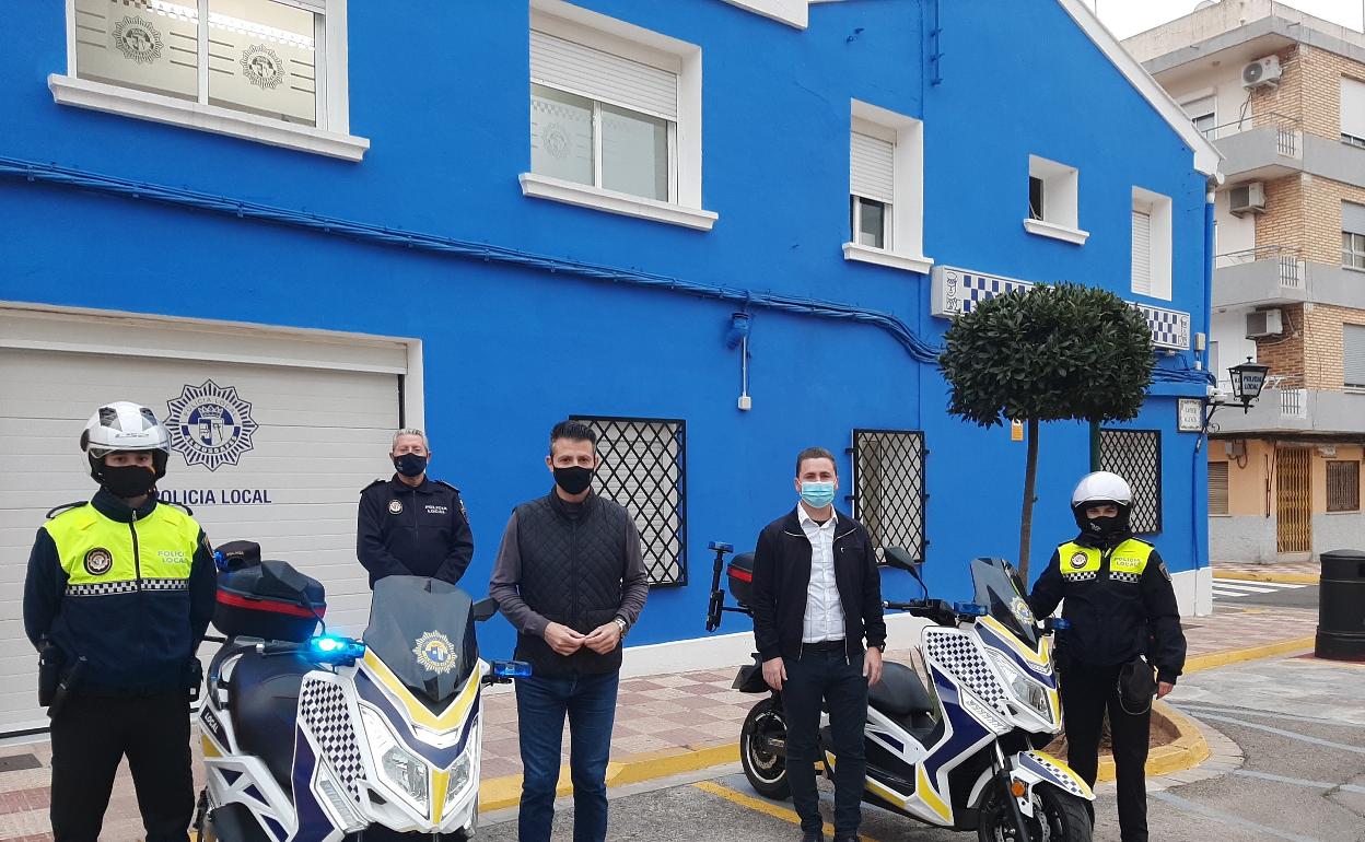 El alcalde con los agentes de Policía Local. 