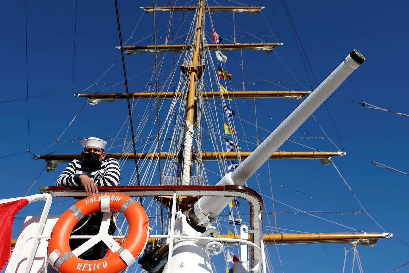 El Buque Escuela Cuauhtémoc de la Armada de México llega a Valencia tras participar en Expo Dubái. Ahora regresa a tierras mexicanas haciendo escala en puertos españoles como el de Barcelona, Valencia y Santa Cruz de Tenerife. El Puerto de Valencia acoge a una nave de 90,5 metros de eslora y 12 de manga, con 3 mástiles y 23 velas, una joya del mar que se le conoce como el 'Embajador y caballero de los mares', el buque en el que aprenden los cadetes mexicanos.