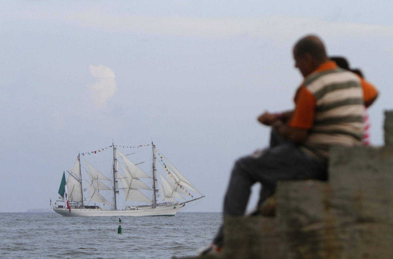 El Buque Escuela Cuauhtémoc de la Armada de México llega a Valencia tras participar en Expo Dubái. Ahora regresa a tierras mexicanas haciendo escala en puertos españoles como el de Barcelona, Valencia y Santa Cruz de Tenerife. El Puerto de Valencia acoge a una nave de 90,5 metros de eslora y 12 de manga, con 3 mástiles y 23 velas, una joya del mar que se le conoce como el 'Embajador y caballero de los mares', el buque en el que aprenden los cadetes mexicanos.