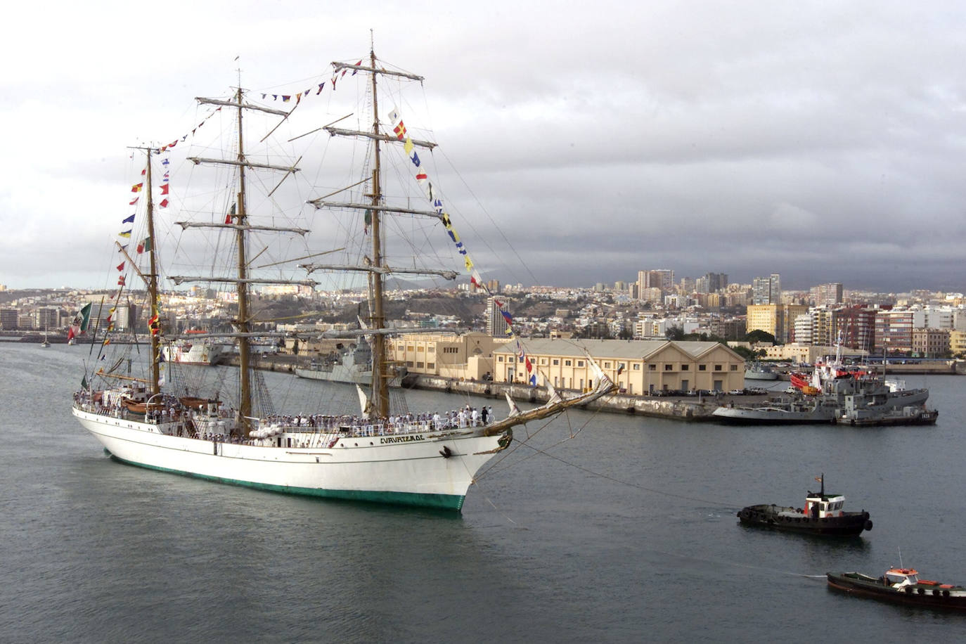 El Buque Escuela Cuauhtémoc de la Armada de México llega a Valencia tras participar en Expo Dubái. Ahora regresa a tierras mexicanas haciendo escala en puertos españoles como el de Barcelona, Valencia y Santa Cruz de Tenerife. El Puerto de Valencia acoge a una nave de 90,5 metros de eslora y 12 de manga, con 3 mástiles y 23 velas, una joya del mar que se le conoce como el 'Embajador y caballero de los mares', el buque en el que aprenden los cadetes mexicanos.