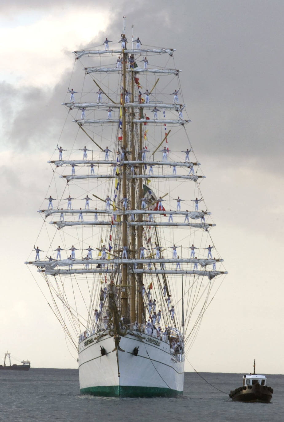 El Buque Escuela Cuauhtémoc de la Armada de México llega a Valencia tras participar en Expo Dubái. Ahora regresa a tierras mexicanas haciendo escala en puertos españoles como el de Barcelona, Valencia y Santa Cruz de Tenerife. El Puerto de Valencia acoge a una nave de 90,5 metros de eslora y 12 de manga, con 3 mástiles y 23 velas, una joya del mar que se le conoce como el 'Embajador y caballero de los mares', el buque en el que aprenden los cadetes mexicanos.