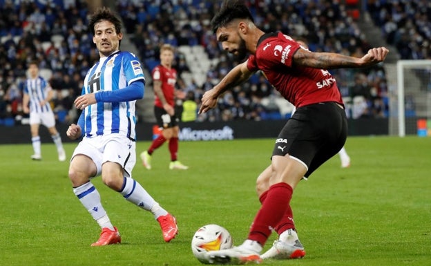 Omar Alderete, controla el esférico ante el exvalencianista David Silva. 