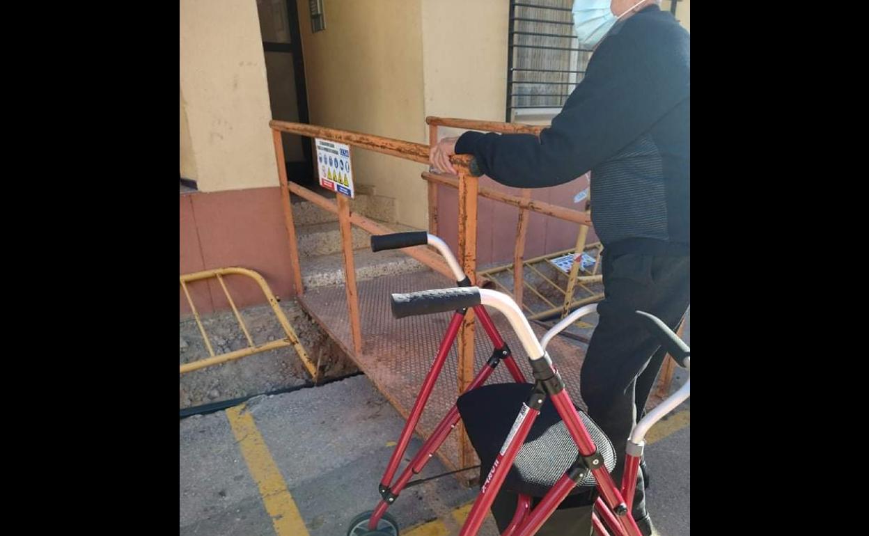 Un hombre intenta acceder a su vivienda. 