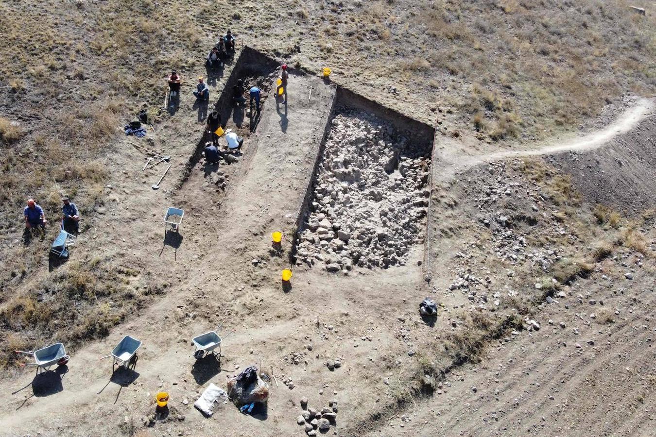 Arqueólogos encontraron en Turquía la ciudad perdida de Zippalanda. Se trata de una milenaria zona del imperio hitita y también se encontraron adoquines que son el antepasado del mosaico mediterráneo. «Sólo falta la prueba definitiva:una tablilla con el nombre de la ciudad», afirman los arqueólogos encargados del descubrimiento