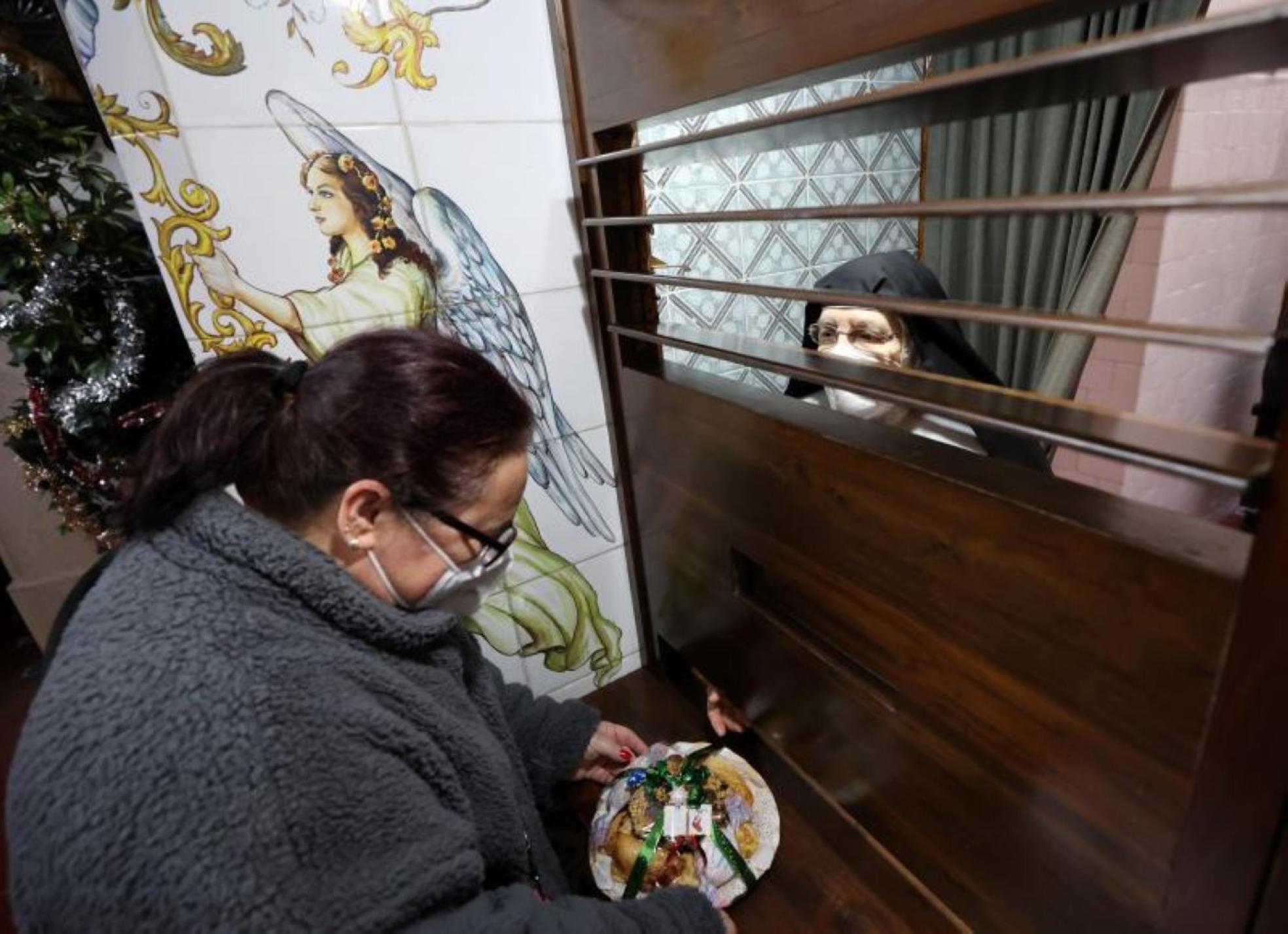 p
Surtido.
Maleni Nieto, vecina de Patraix, comprando un surtido en La Puridad. txema rodríguez