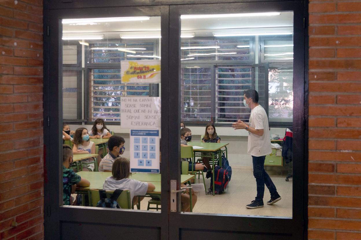 Un profesor y sus alumnos en una clase. efe