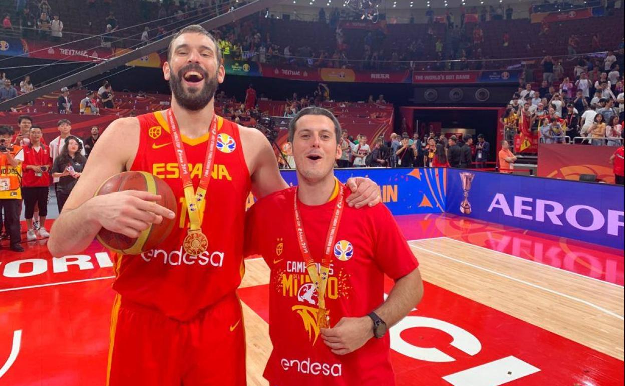 Marc Gasol posa junto a Jordan Sospedra tras ganar la medalla de oro en el Mundial de 2019 en China. 