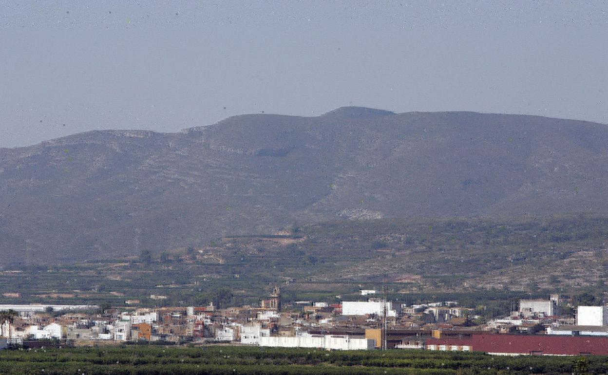 Vista de Catadau y, al fondo, el Parque Natural Municipal de el Matamón. 