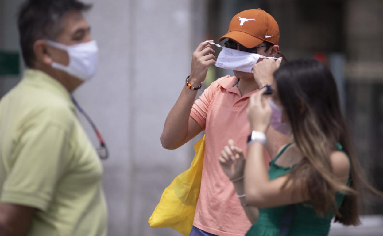 Persona con mascarilla.