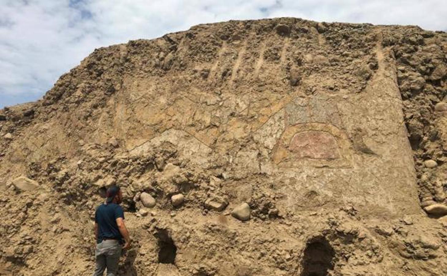 El descubrimiento de un mural de unos 3.200 años de antigüedad, rescatado a último momento de su destrucción total en medio de un campo de cultivo, ha puesto nuevamente en evidencia el deslumbrante desarrollo y la compleja cosmovisión que tenía el mundo prehispánico en la costa norte de Perú.