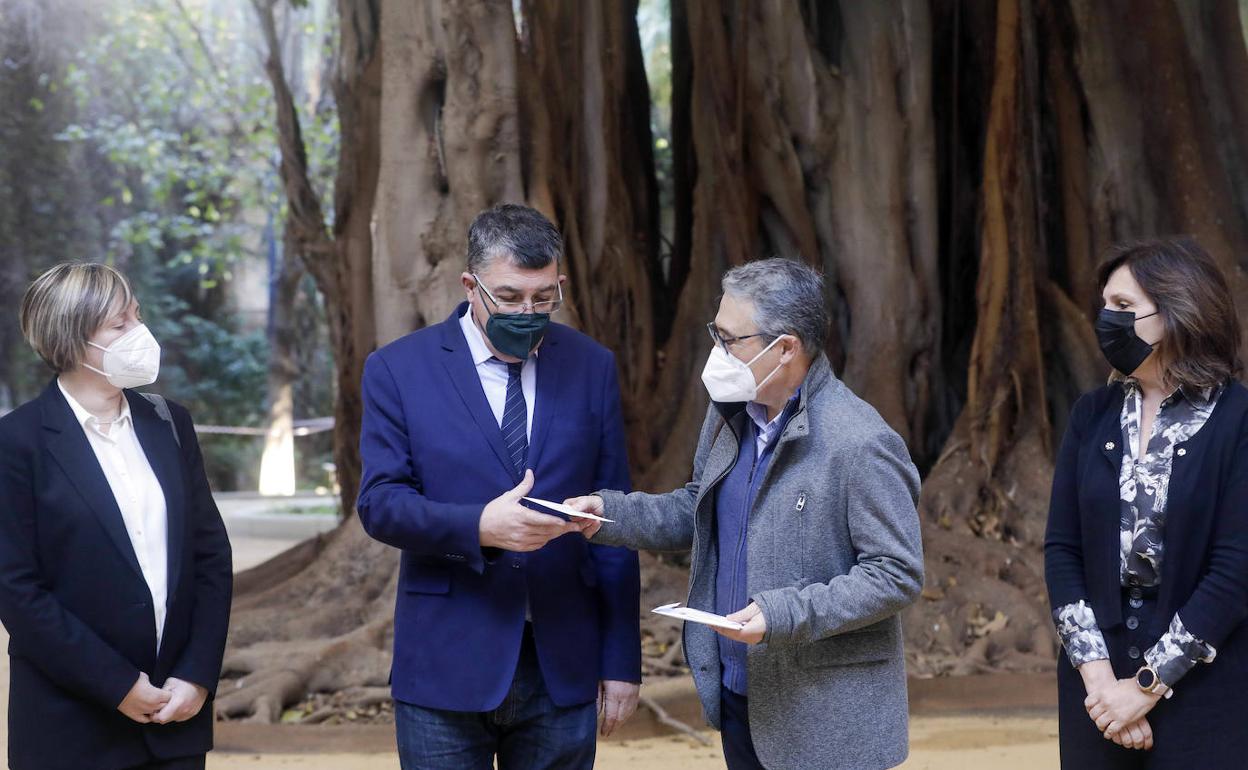 El Síndic Major de Comptes, Vicent Cucarella, entregando el informe en Les Corts 