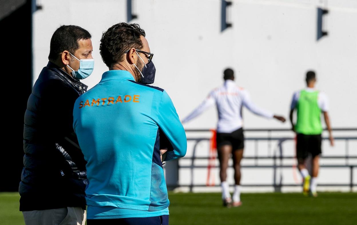 Charla en Paterna Anil Murthy, el día después de reunirse con Ximo Puig, presenció el entrenamiento del Valencia en Paterna y charló con José Bordalás. vcf