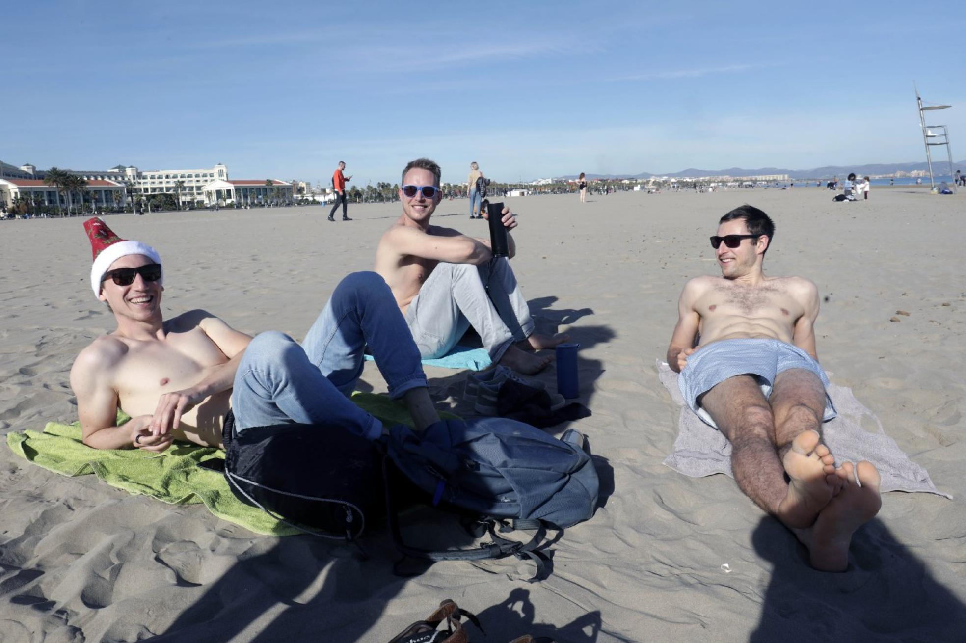 Sol y playa.
Andy (i), junto a sus amigos en la
Malvarrosa. irene marsilla
