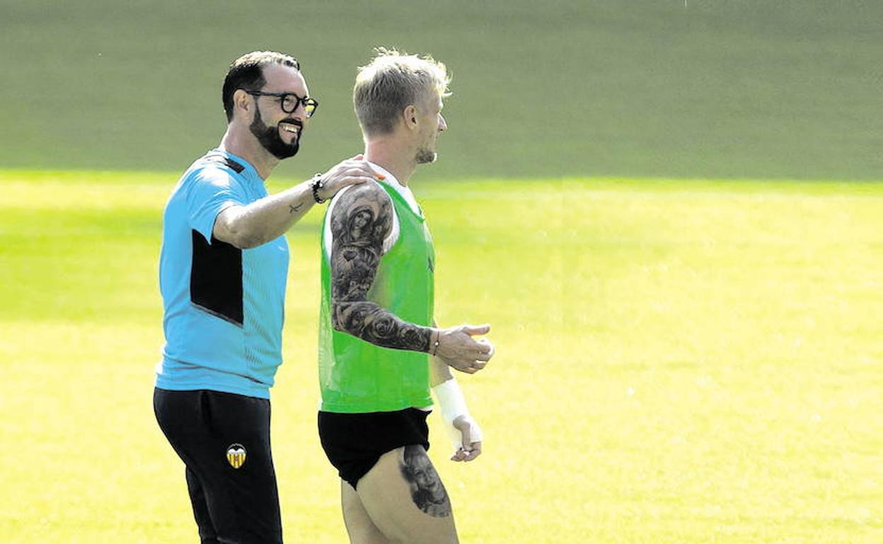 José Bordalás, durante un entrenamiento en Mestalla. 