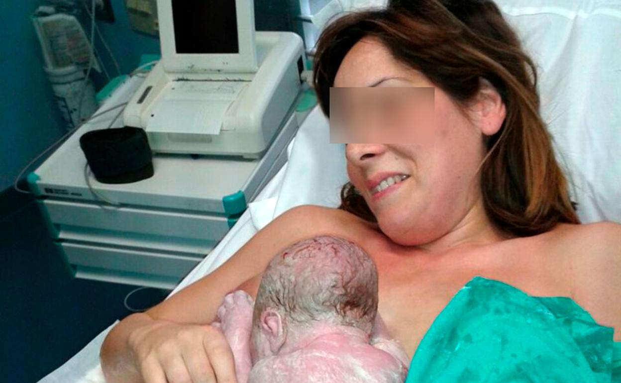 Una madre con su bebé en el hospital.