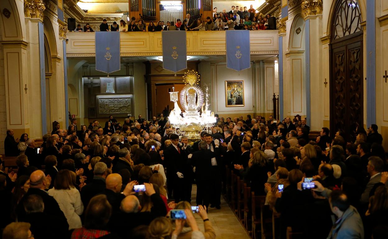 La imagen de la Purísima es llevada hasta su capilla en una de las celebraciones de años anteriores. 