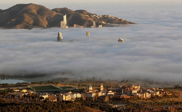 Imagen principal - Niebla en Alicante y Benidorm, este jueves. 