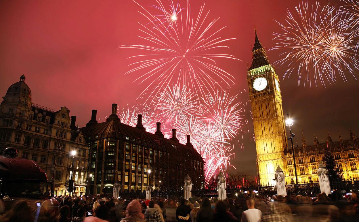 Los británicos, una de las colonias más numerosas, celebran Nochevieja con fuegos artificiales