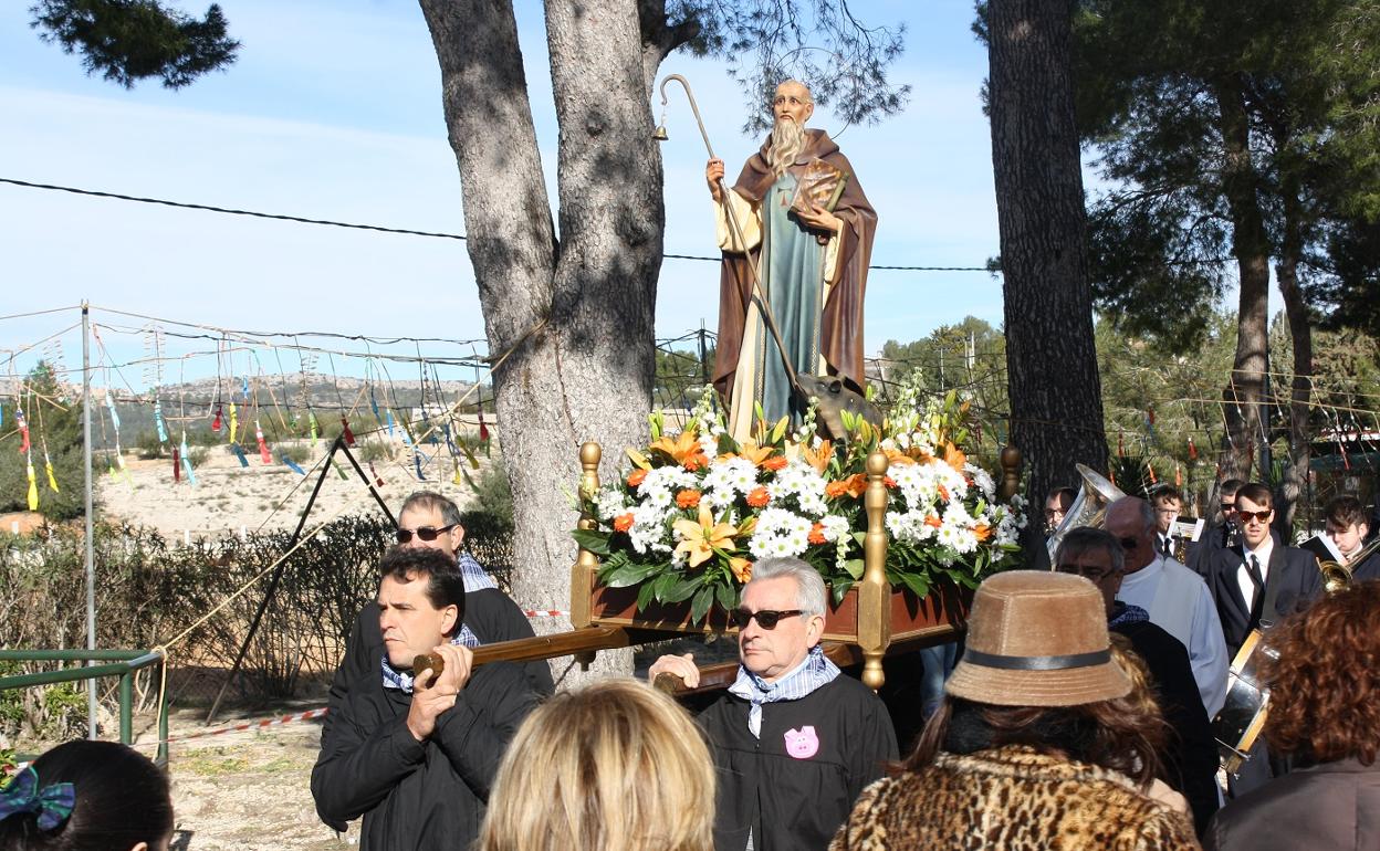 Traslado de la imagen de Sant Antoni a su ermita en Benigànim en una fiesta de años anteriores.