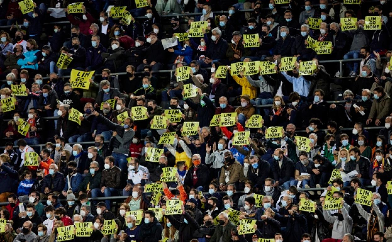 Aficionados en Mestalla protestando contra Peter Lim. 