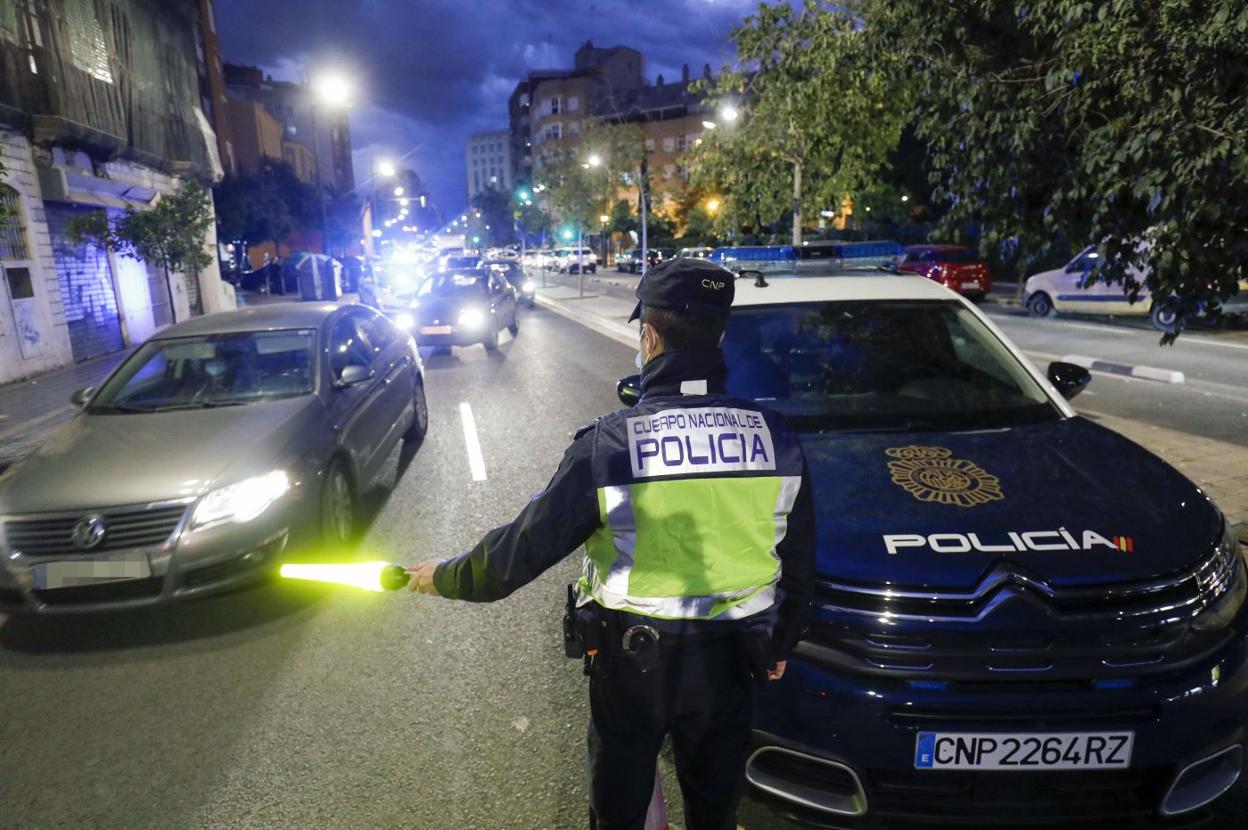 Control policial en el barrio de Orriols. irene marsilla
