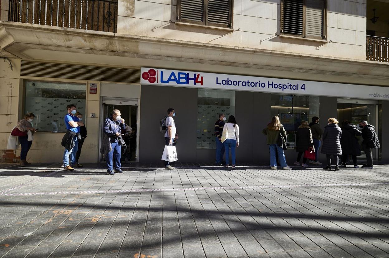 Cola de personas esperando este jueves el turno para realizar tests de antígenos y pruebas PCR. iván arlandis