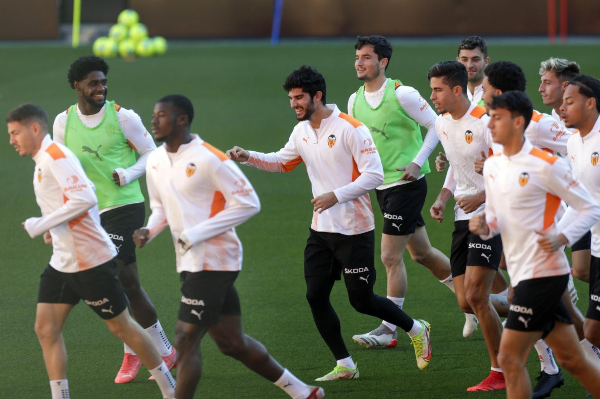 p
En su burbuja.  Los jugadores del Valencia, durante el último entrenamiento previo al partido en Mestalla. IRENE MARSILLA