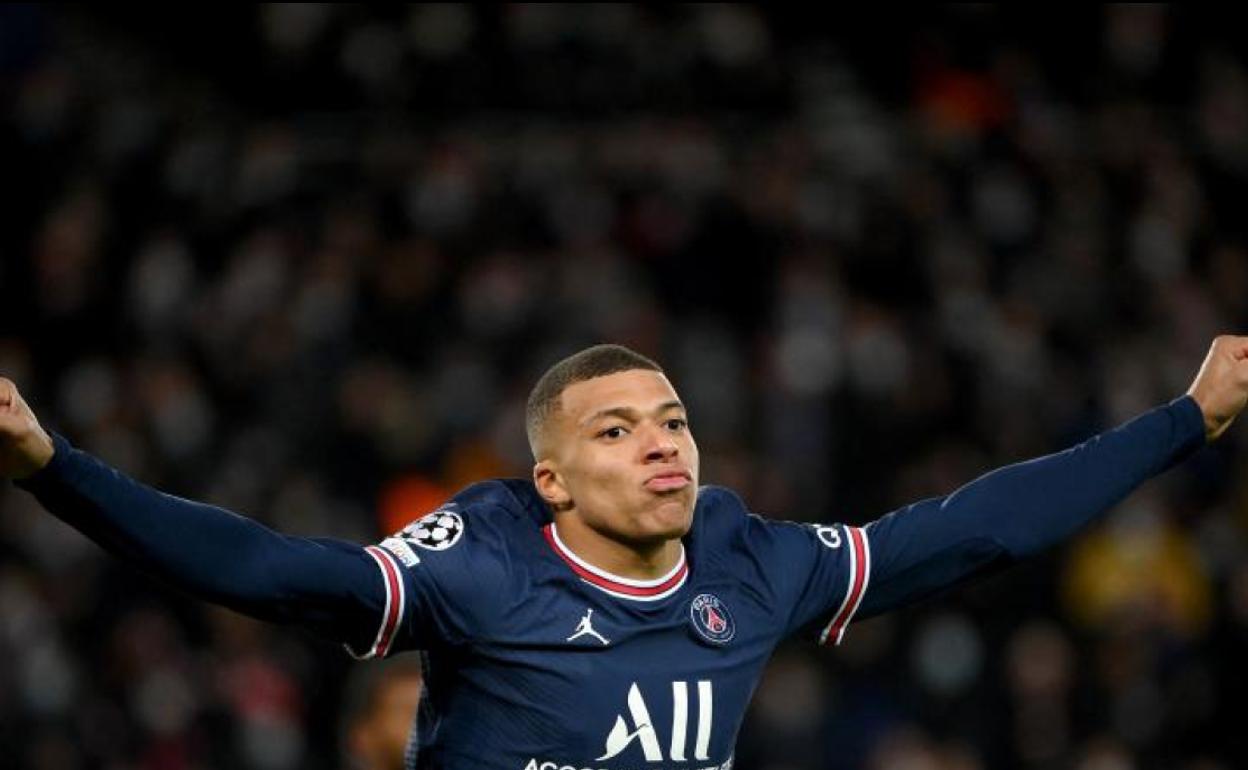 Kylian Mbappé celebra un gol con la camiseta del PSG. 