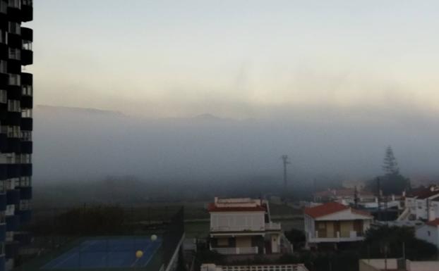 Imagen principal - La niebla cubre la playa de Tavernes de la Valldigna el 1 de enero
