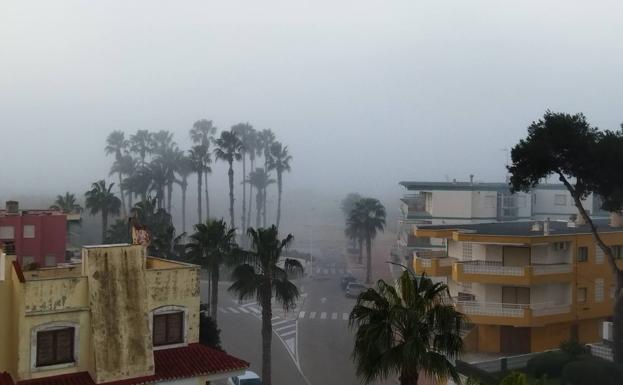 La niebla ha cubierto Tavernes de Valldigna el primer día del año. 