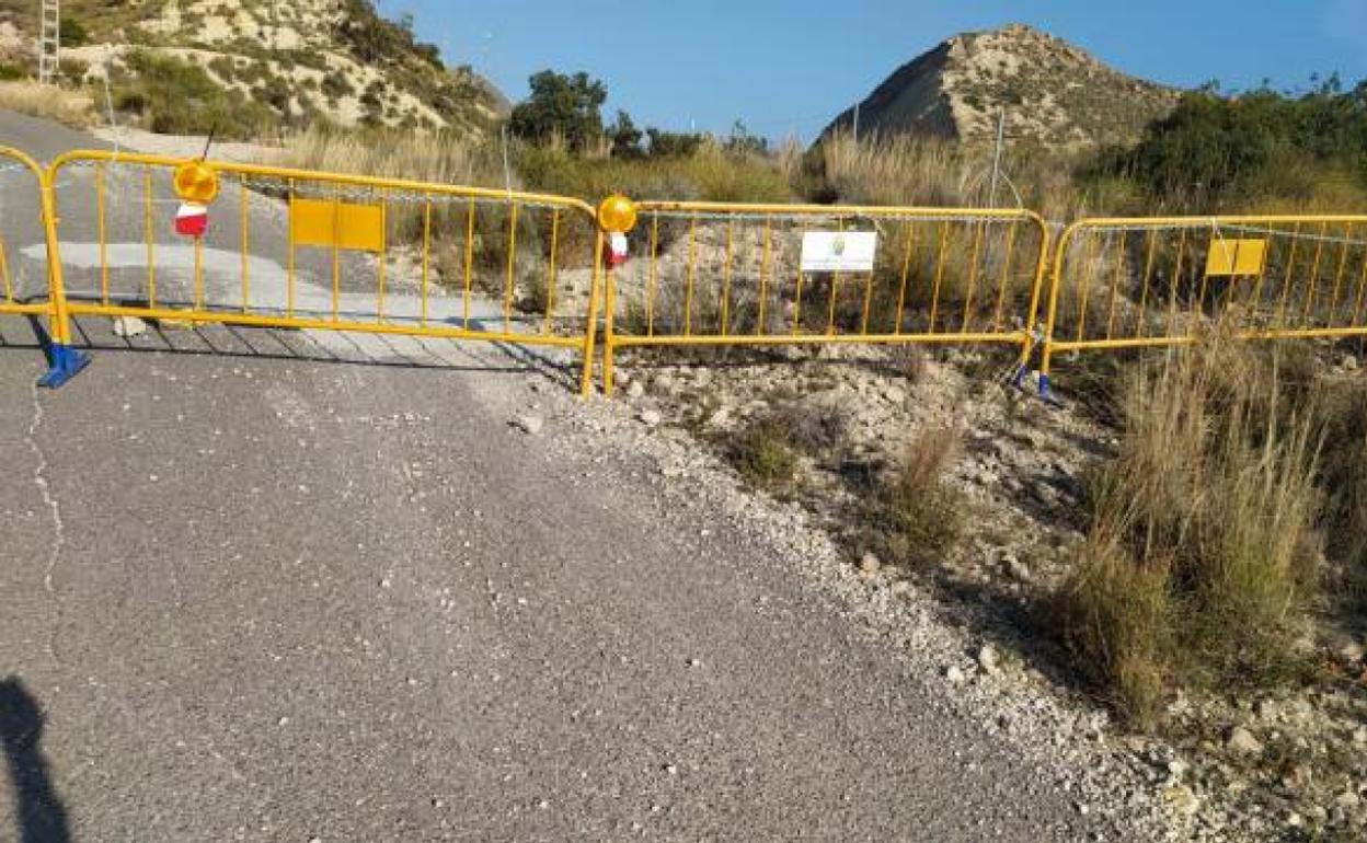 Uno de los accesos a las instalaciones donde se iba a celebrar la fiesta rave, vallado por la policía. 