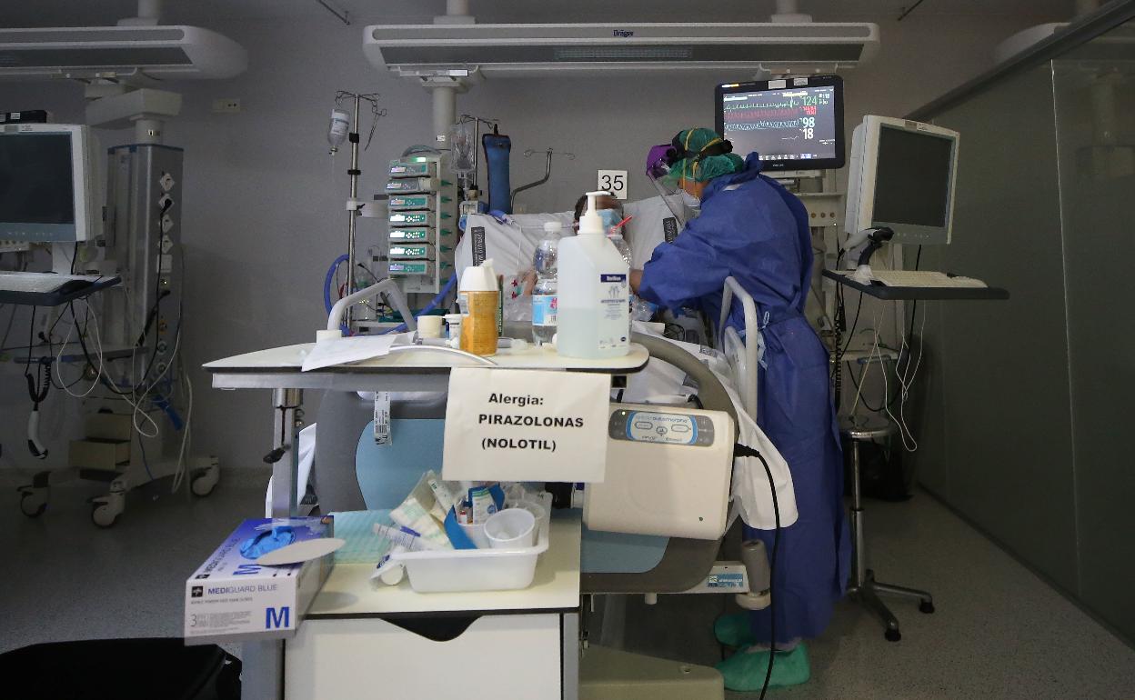 Un paciente ingresado en la UCI de un hospital valenciano. 