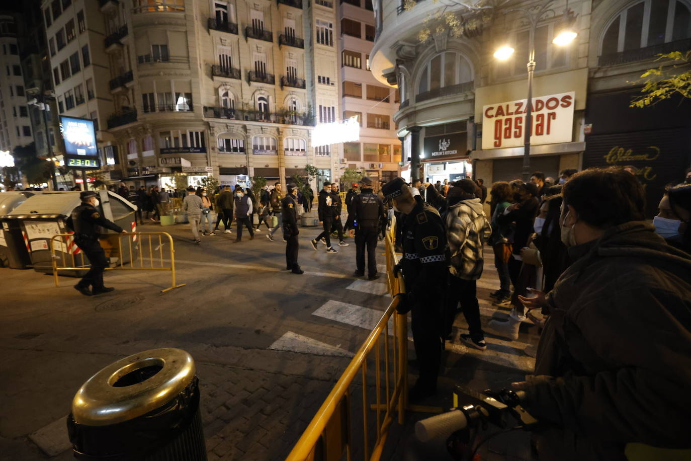 Fotos: La Policía blinda la plaza del Ayuntamiento de Valencia en Nochevieja