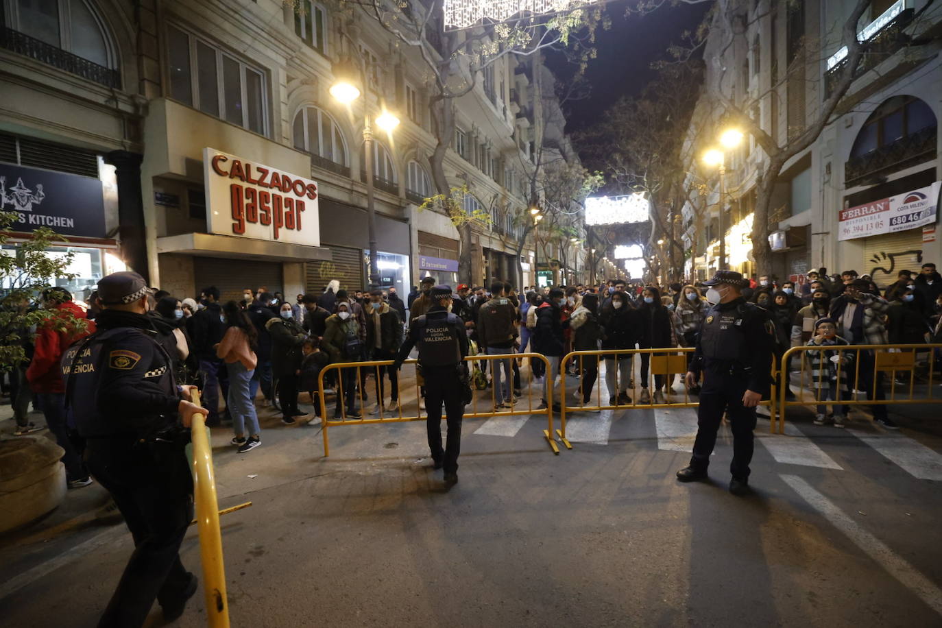 Fotos: La Policía blinda la plaza del Ayuntamiento de Valencia en Nochevieja