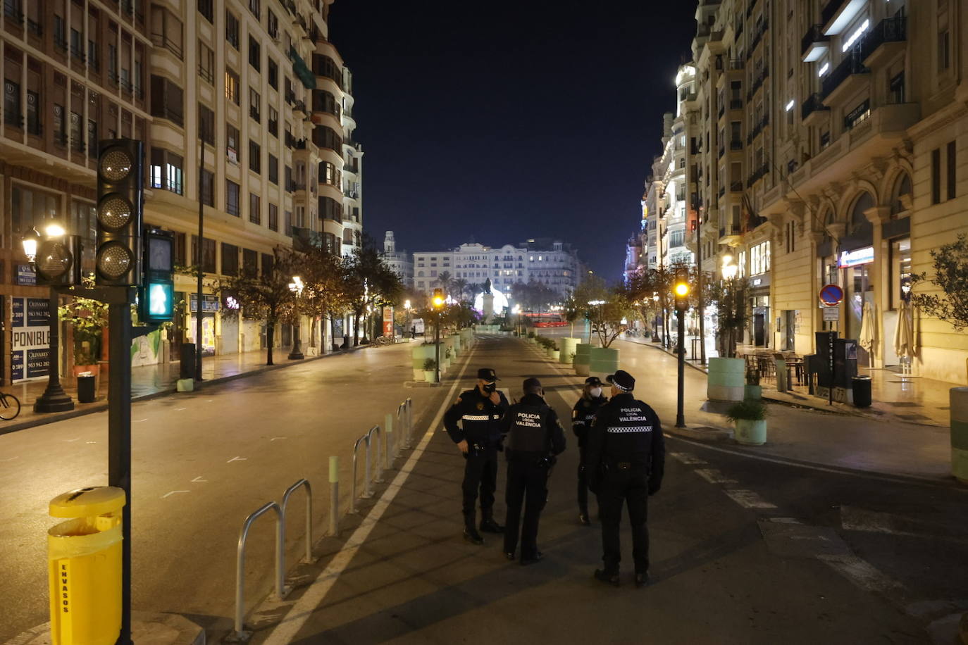 Fotos: La Policía blinda la plaza del Ayuntamiento de Valencia en Nochevieja