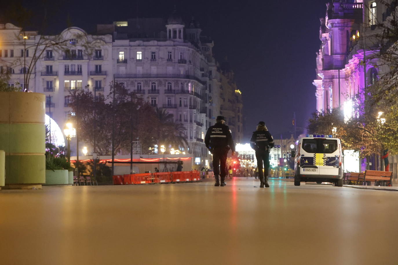 Fotos: La Policía blinda la plaza del Ayuntamiento de Valencia en Nochevieja