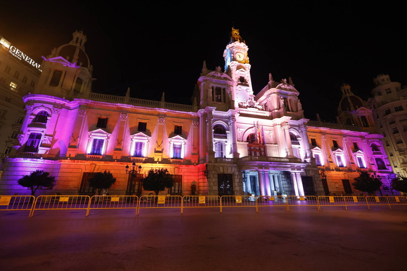 Fotos: La Policía blinda la plaza del Ayuntamiento de Valencia en Nochevieja