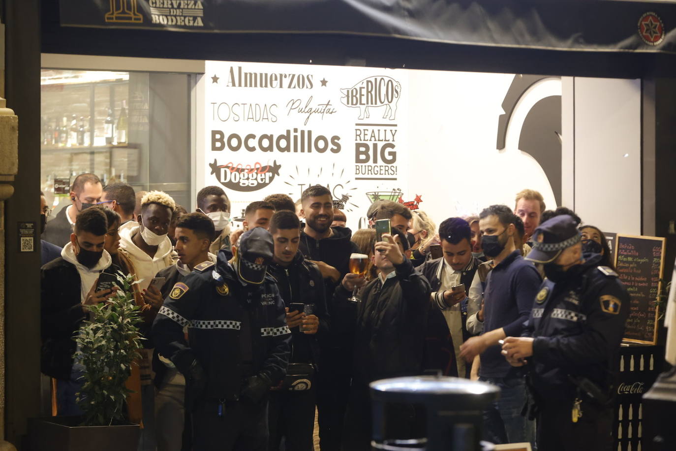 Fotos: La Policía blinda la plaza del Ayuntamiento de Valencia en Nochevieja