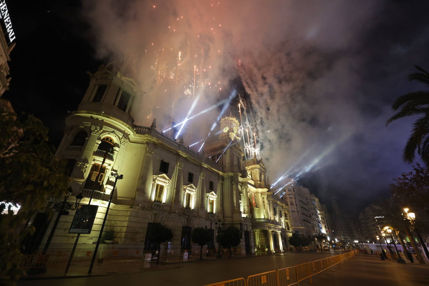 Fotos: La Policía blinda la plaza del Ayuntamiento de Valencia en Nochevieja