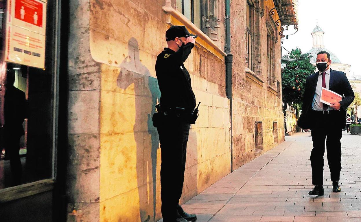 Anil Murthy, en la puerta del Palau de la Generalitat antes de reunirse con Ximo Puig.