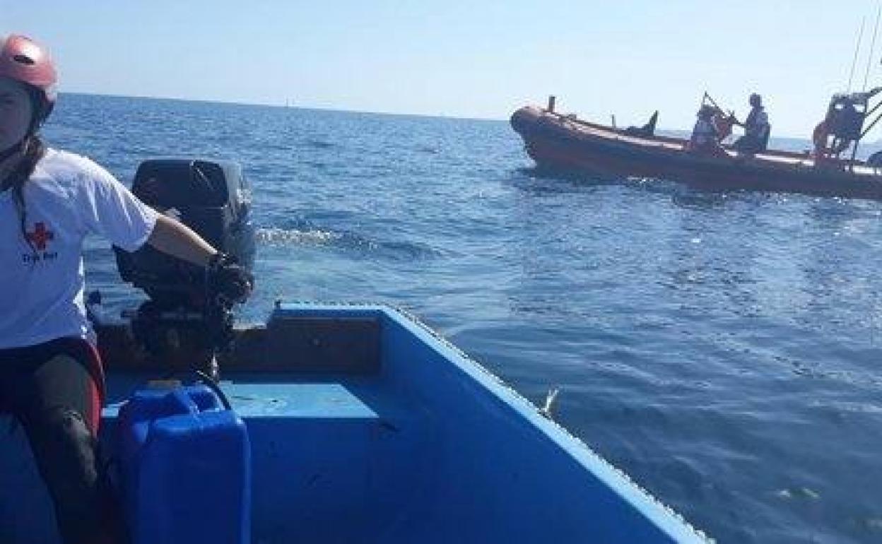 La patera avistada este domingo portaba trece personas a bordo. 