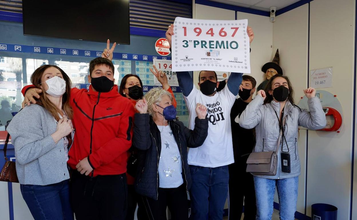 Celebración en la administración de la calle Francisco Belvis, 10 de Valencia, donde ha tocado el tercer premio.