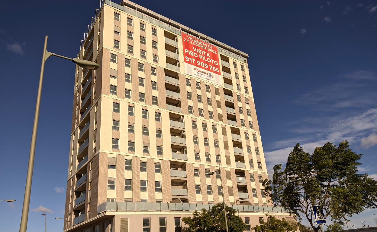 El edificio vacío situado entre solares. 