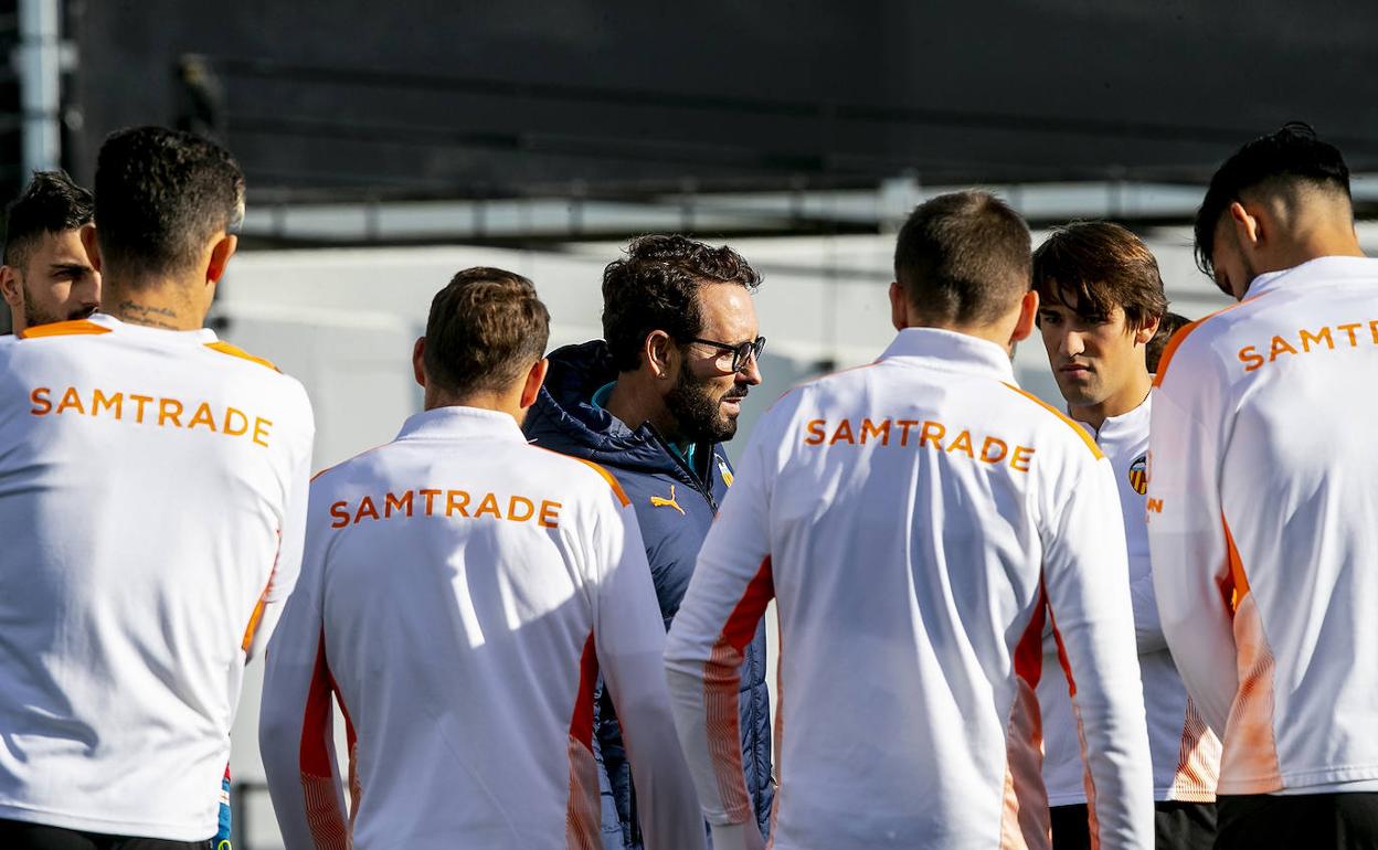 José Bordalás, durante un entrenamiento en Paterna. 