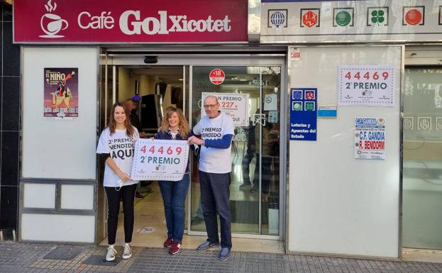 Los responsables de Gol Xicotet en Gandia, donde han venido el segundo premio del Niño.