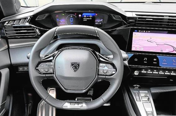 La marca mantiene el 'i-cockpit' con volante pequeño y pantalla táctil.